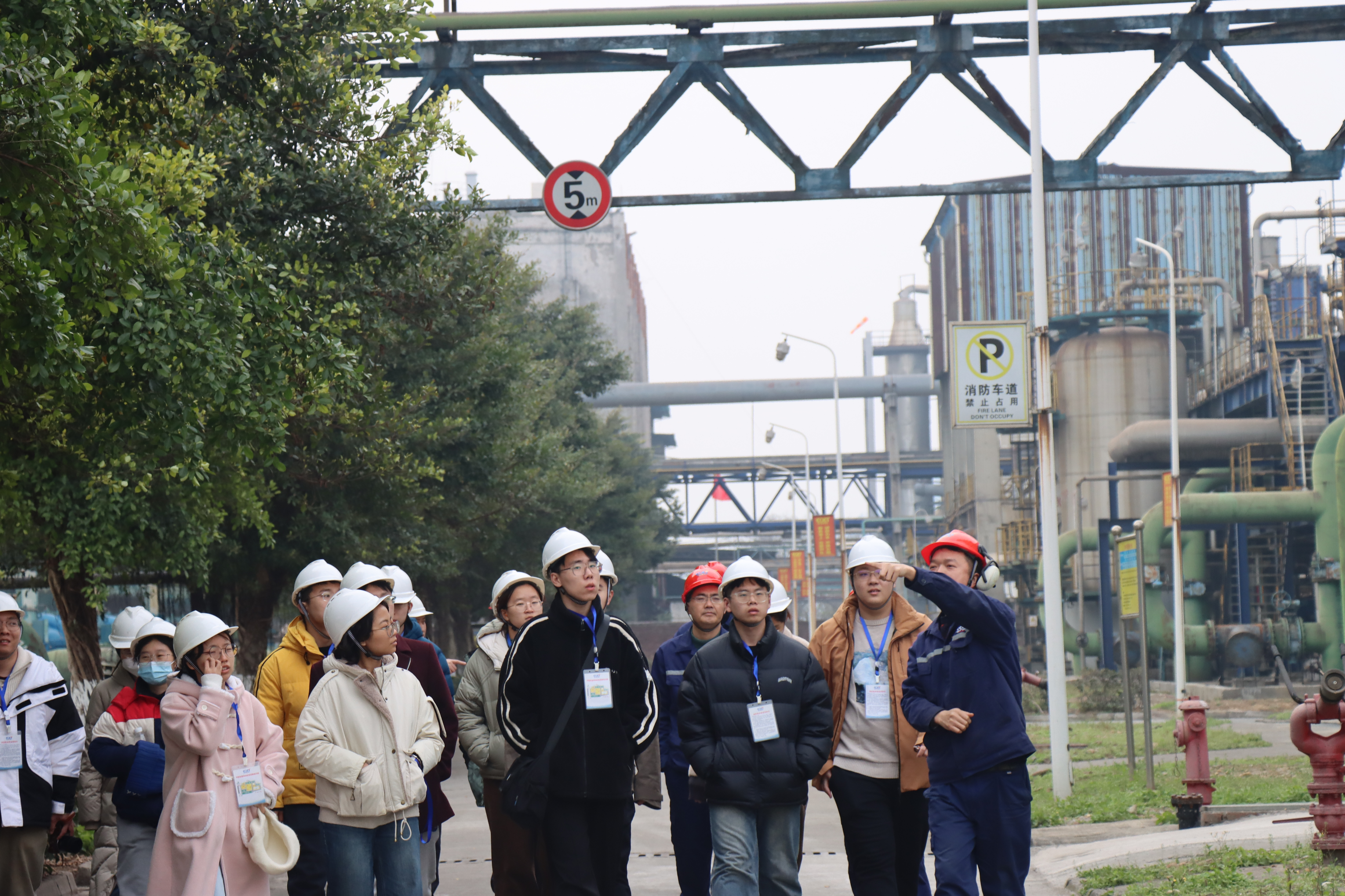 20240301-学思践悟启新程,挺膺担当绘青春——2024 年开云app官网下载安卓研究生寒假社会实践总结回顾-化工系、环境学院和化学系“清渝谋化”实践支队-支队成员实地参访化工企业.png
