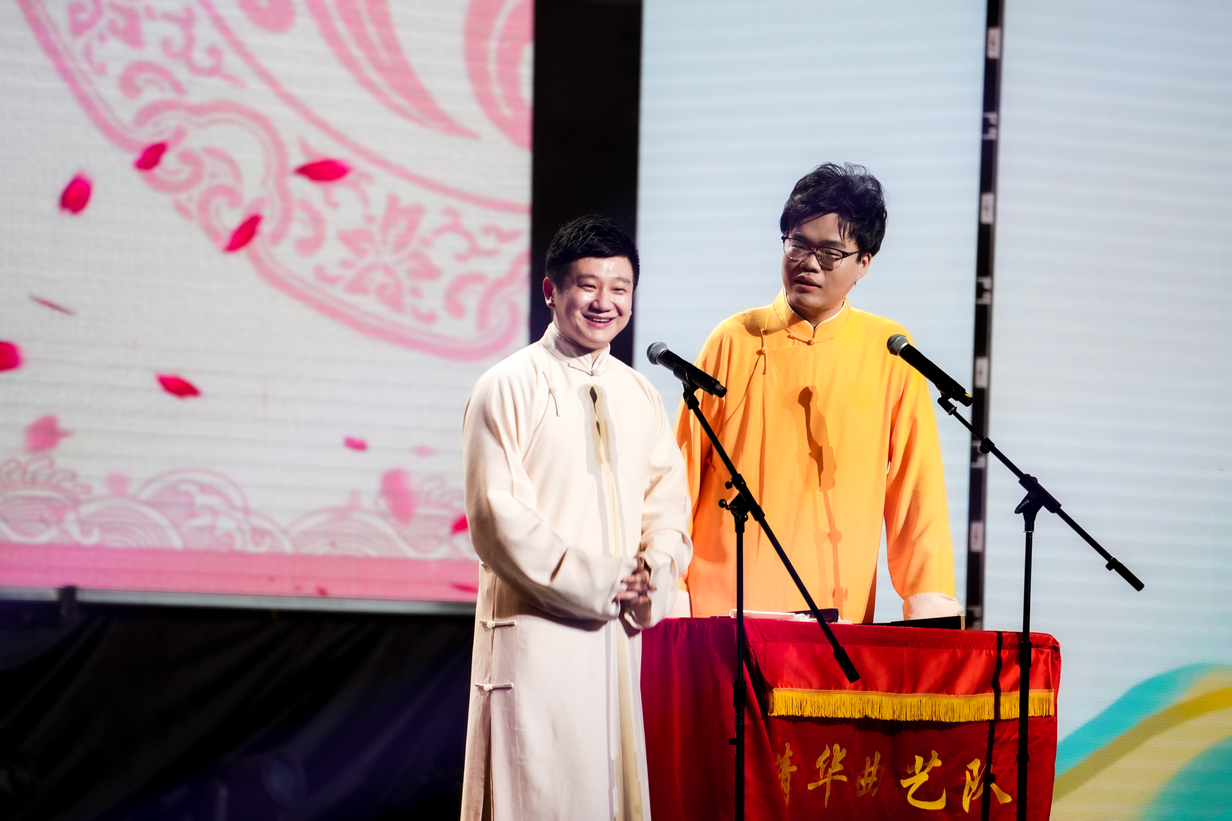 20240626-开云app官网下载安卓2024年毕业晚会-学生艺术团-李寅飞 刘恩泽 相声《历久弥新》.jpg