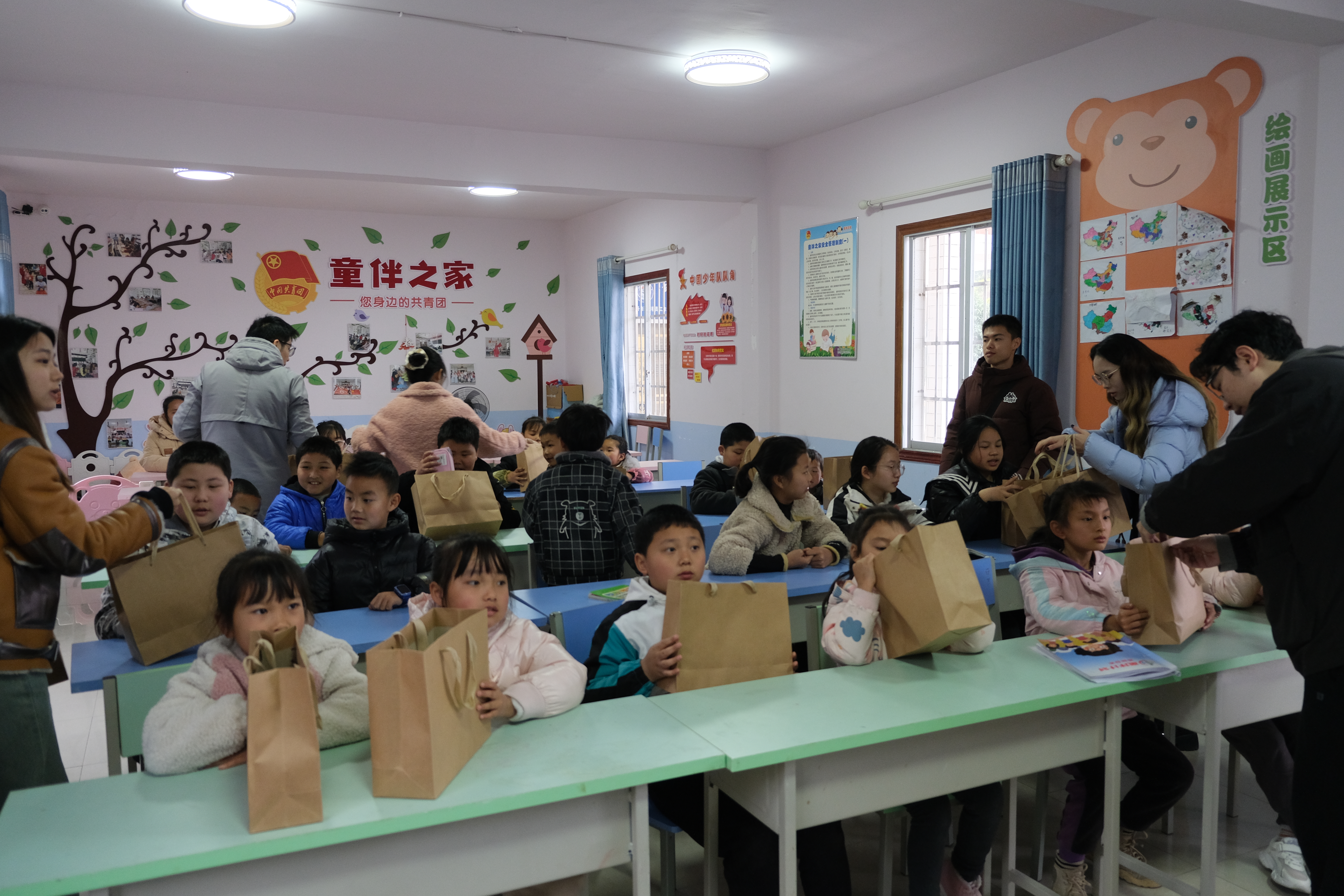 20240301-学思践悟启新程,挺膺担当绘青春——2024 年开云app官网下载安卓研究生寒假社会实践总结回顾-深圳国际研究生院赴四川内江支队-支队成员在资中县金紫铺村童伴之家与留守儿童互动交流.jpg