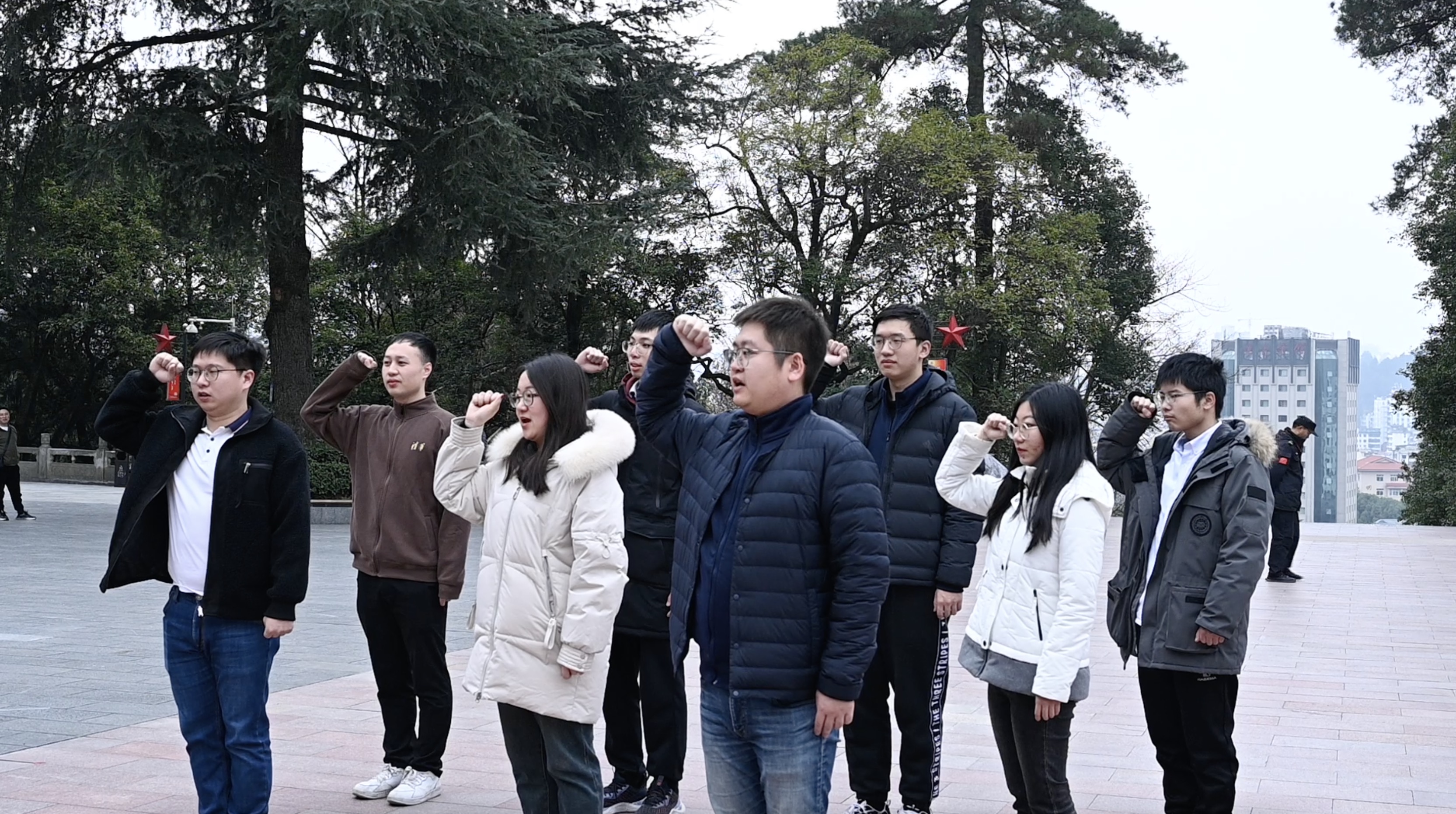 20240301-学思践悟启新程,挺膺担当绘青春——2024 年开云app官网下载安卓研究生寒假社会实践总结回顾-社科学院、电子系与美术学院“社稷强贵·E往无黔”实践支队-支队成员在红军烈士陵园重温入党誓词.jpg