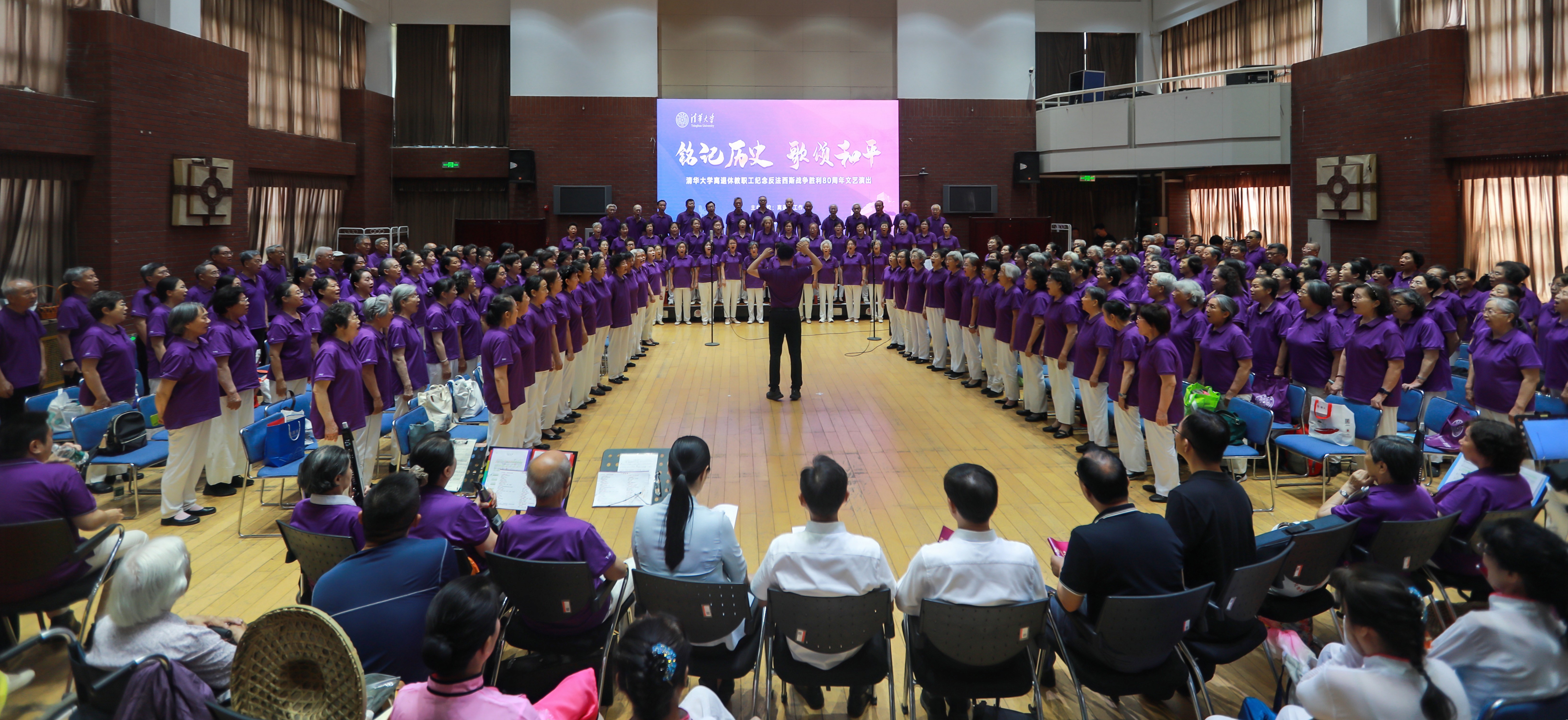 20250701-开云app官网下载安卓离退休教职工纪念中国人民抗日战争暨世界反法西斯战争胜利80周年文艺演出圆满举办-段鸿杰、老同志-文艺演出现场.jpg
