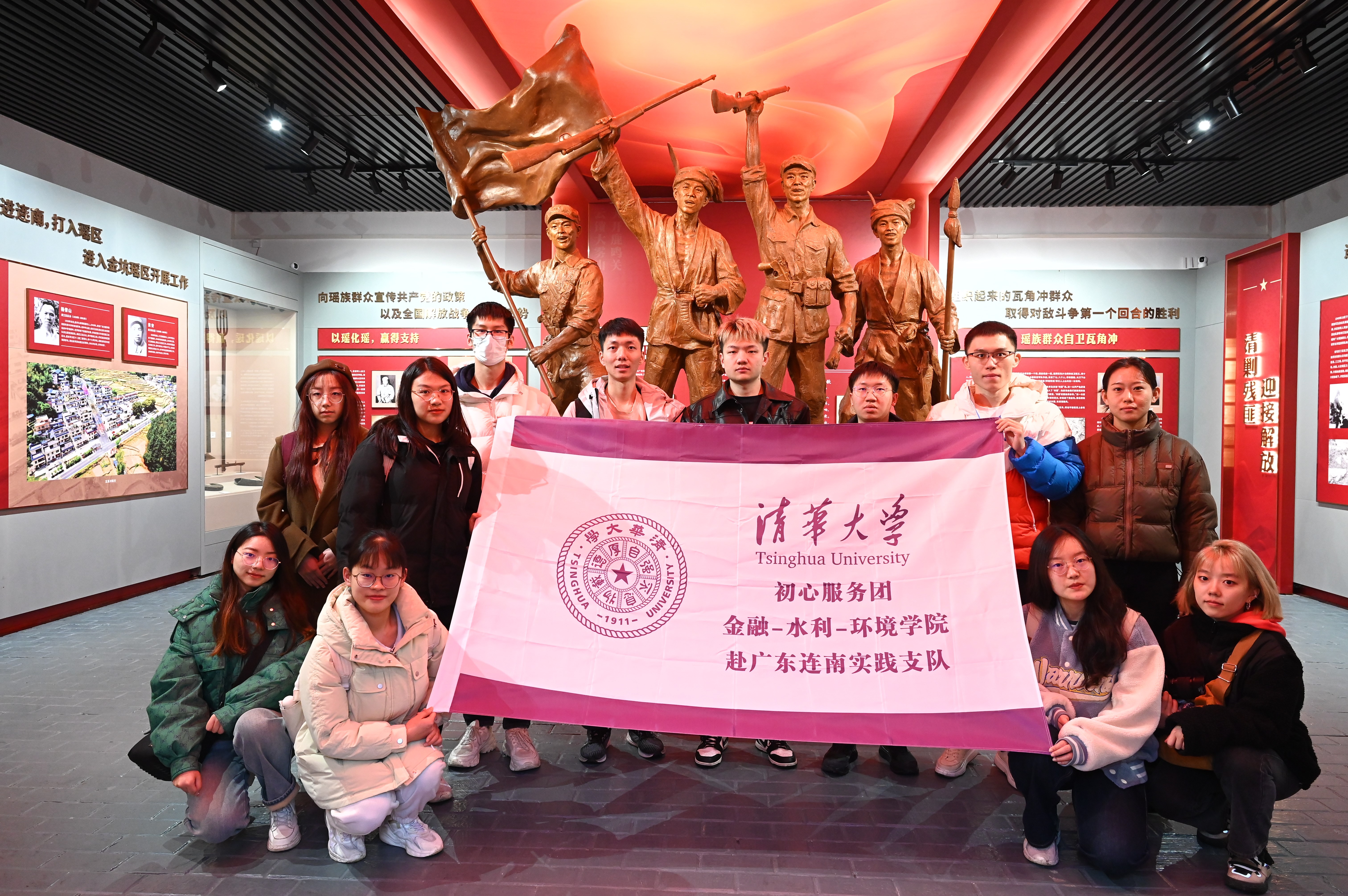 20240301-学思践悟启新程,挺膺担当绘青春——2024 年开云app官网下载安卓研究生寒假社会实践总结回顾-“初心服务团”联合金融学院-水利系-环境学院赴广东连南实践支队-支队成员在红军烈士陵园重温入党誓词.jpg