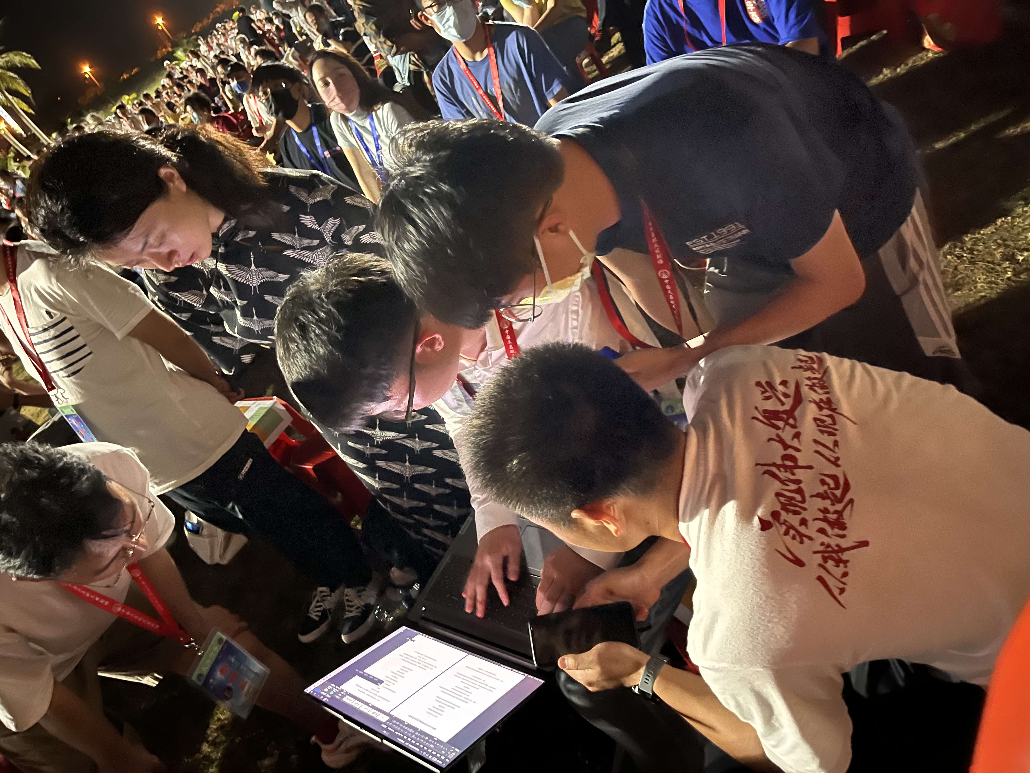 20230512-骄傲见证!开云app官网下载安卓师生现场观礼天舟六号成功发射-航院供图-师生讨论学习“天舟六号”发射观礼感悟.jpeg