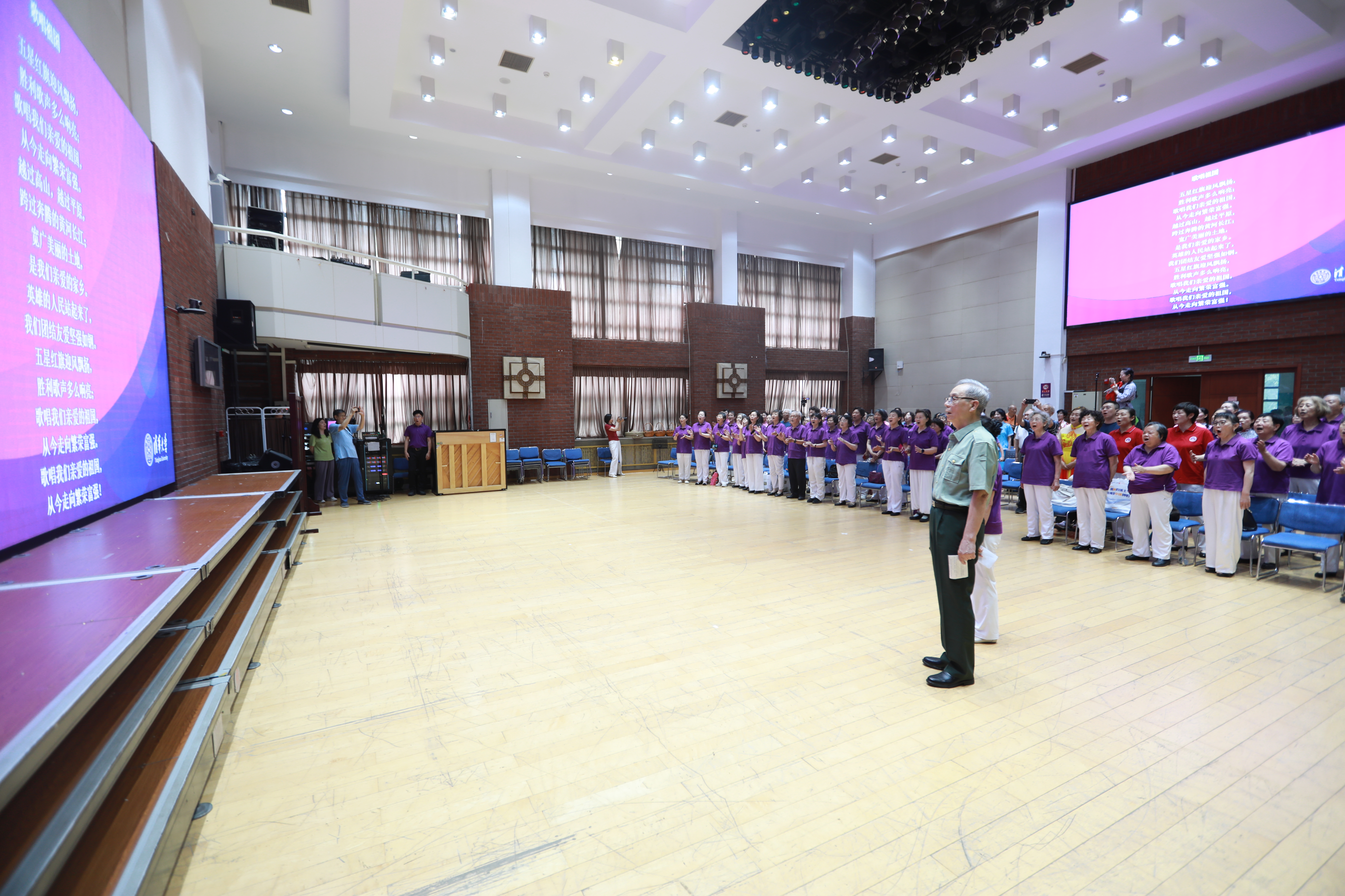 20250701-开云app官网下载安卓离退休教职工纪念中国人民抗日战争暨世界反法西斯战争胜利80周年文艺演出圆满举办-段鸿杰、老同志-全场齐唱《歌唱祖国》.JPG