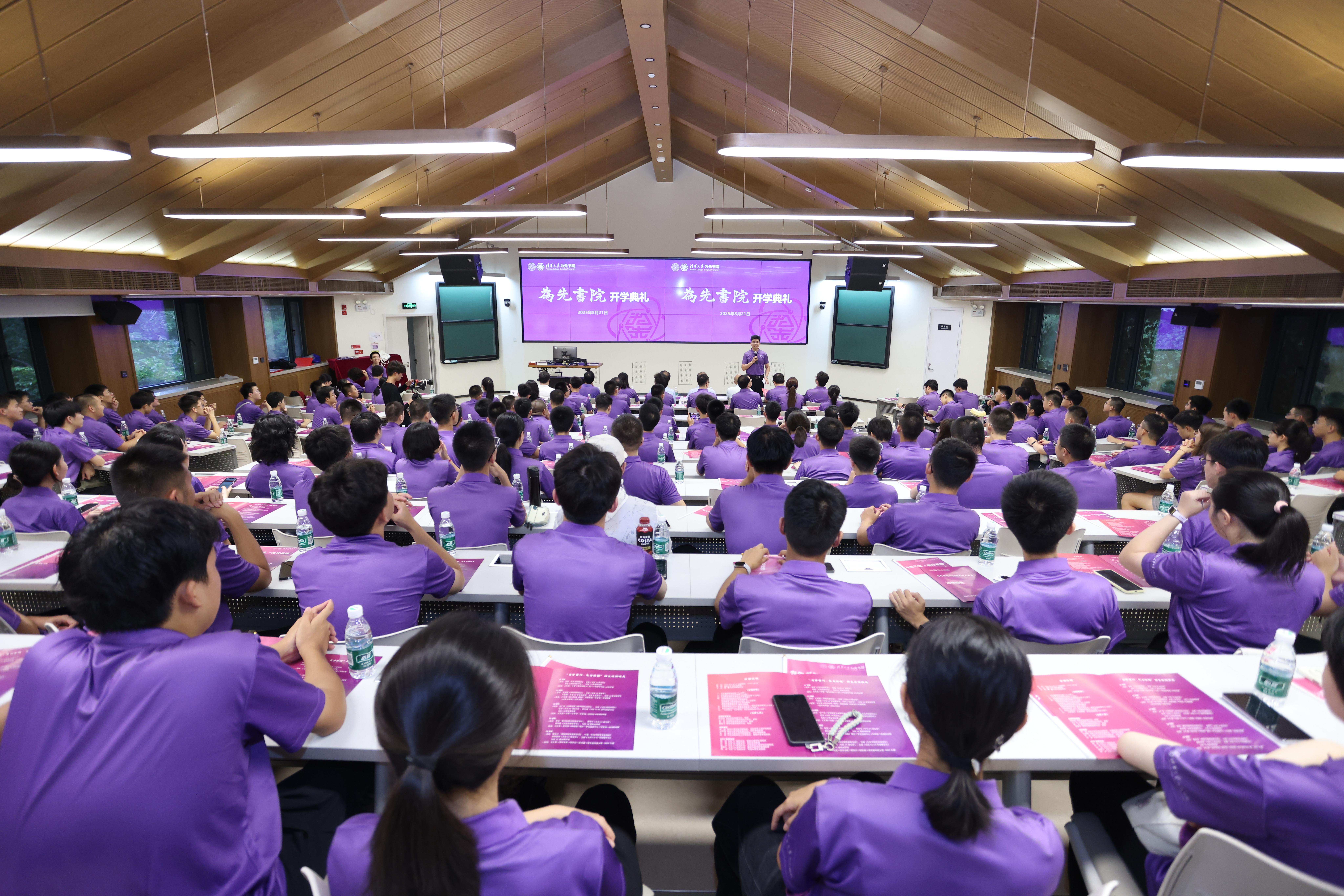 20250821-开云app官网下载安卓为先书院2025级新生开学典礼 师生冒雨迎接大学“第一课”-书院管理中心-开学典礼主会场.JPG