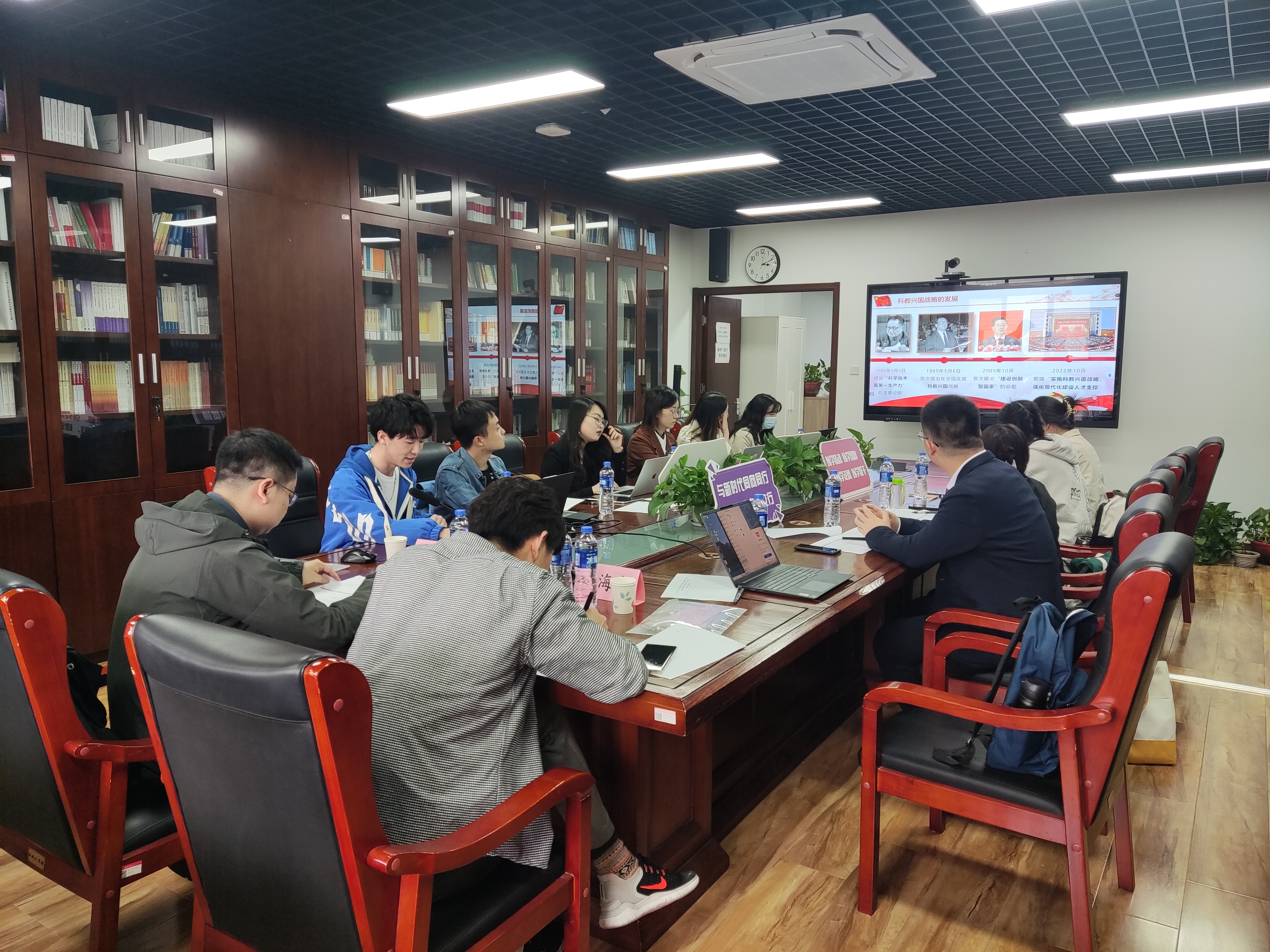 20230428-开云app官网下载安卓博士生讲师团举办主题教育专题备课研讨会-讲师团-会议现场.jpg